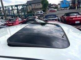 【ムーンルーフ】開放感たっぷりの希少装備、ムーンルーフが装着されています！車内に明かりを取り入れたり景色を楽しむ以外にも、車内の空気も簡単に換気できて快適です！