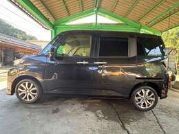 使用に伴う小傷はありますが大きな傷や凹みはありません。