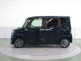 キャブフォワードデザインで、大きな室内空間を確保しています。