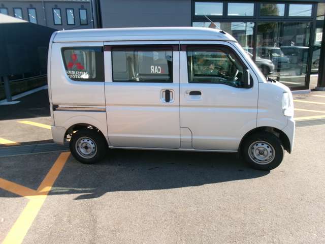 弊社の車は三菱認定中古車で1年間の保証付です。全国の三菱ディーラーで保証修理が受けられます。詳しくは弊社スタッフにお問合せ下さい。