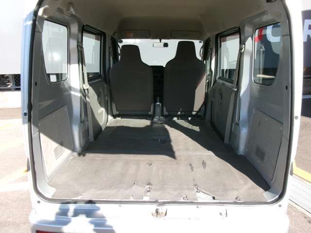 シ-トを倒すと、広々としたラゲッジスペース。しっかり積めて使いやすいですね。