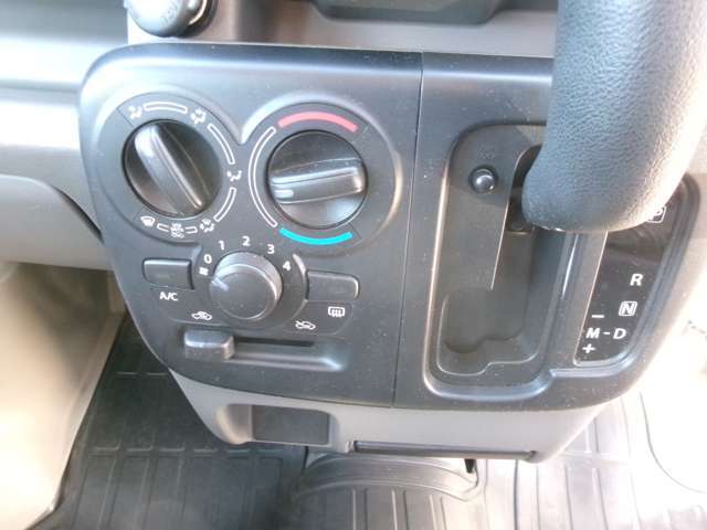 一年中四季を通じて室内空間を快適に保つ操作のしやすいマニュアルエアコンです。