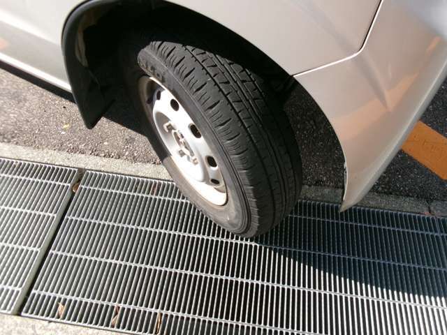 タイヤの溝も十分あります。