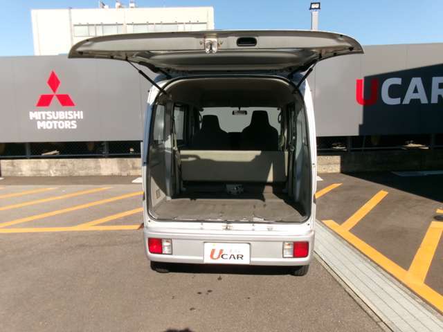 リアシートは折りたたみ式です。