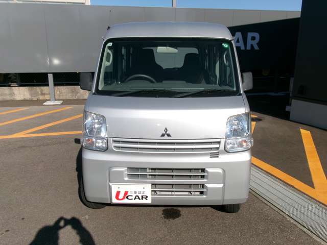 当店は諸費用も含めた総額表示を行っております。諸費用には車庫証明費用が含まれています。また、店舗納車を推奨しておりますので納車費用は含まれておりません。