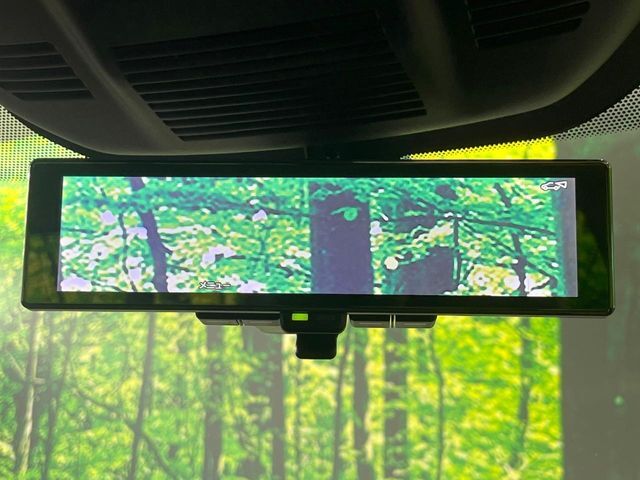 【インテリジェントルームミラー】後席の大きな荷物や同乗者で後方が確認しづらい時でも安心！カメラが撮影した車両後方の映像をルームミラー内に表示。クリアな視界で状況の確認が可能です！