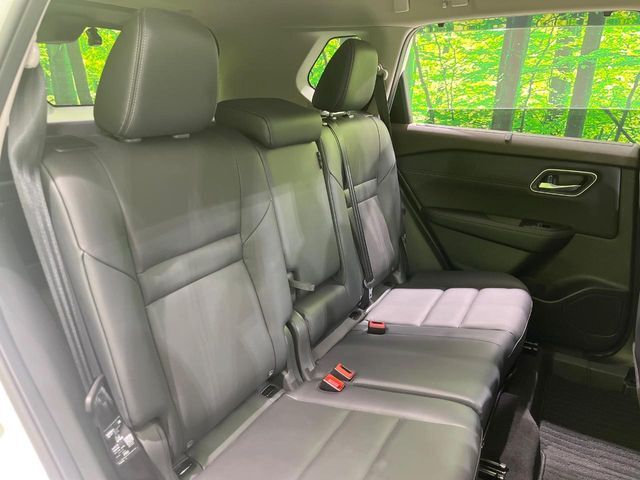 後部座席も気になるようなキズ・汚れやへたり等、大きなダメージはなく、良好な状態です。