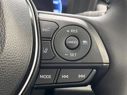 【レーダークルーズコントロール】高速道路での長距離走行が楽に！！自動で速度を保つクルーズコントロールが、衝突軽減システムと連携し、前方の車両を感知して車間を保つように速度調節してくれます！！