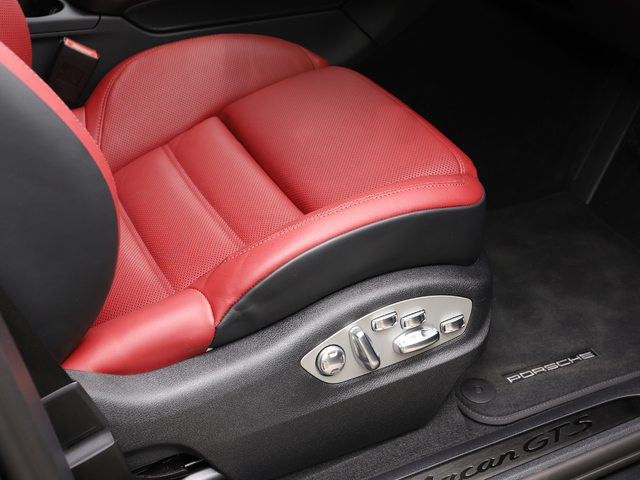アダプティブスポーツシートプラスは、18Way電動調節機能内蔵。座面とバックレストサイド部はクッションが固めに仕上げられ、優れたサポート性を持ちます。