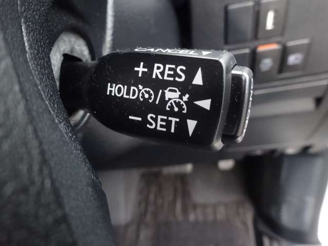 前の車に追従して速度をコントロールしてくれるクルーズコントロールが付いてます。ドライバーの疲労軽減には嬉しい装備です。