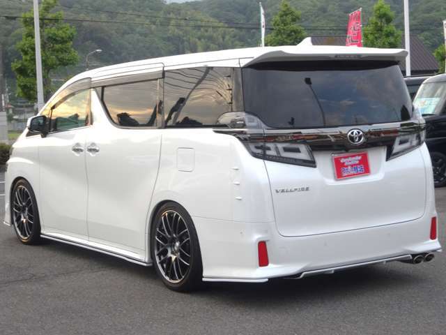 HKS製の車高調で格好よくローダウンされてます。乗り心地もいいですよ。
