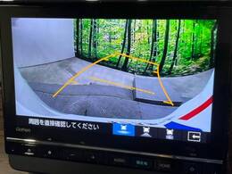 【バックカメラ】駐車時に後方がリアルタイム映像で確認できます。大型商業施設や立体駐車場での駐車時や、夜間のバック時に大活躍！運転スキルに関わらず、今や必須となった装備のひとつです！