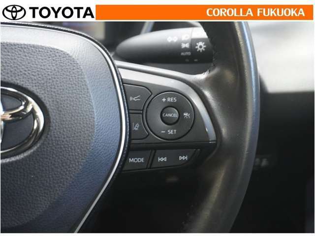 高速道路などを一定の速度で走行したい場合に、スイッチを操作することでアクセルペダルを踏まずに定速走行できます。