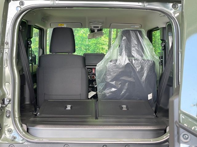 積み下ろしのしやすいデッキにはたっぷりと荷物を積み込んでいただけます。遊びから仕事まで、様々なシーンで頼れます♪