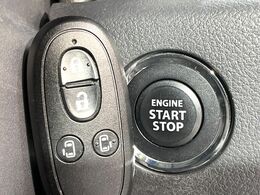 【アドバンストキー】カバンやポケットに入れたままでもドアの施錠・解錠が可能なスマートキーを装備。エンジンのオン・オフ時もカギを取り出す必要が無いからとっても便利です♪