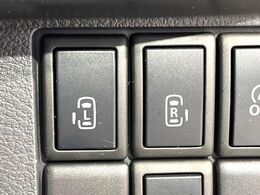 【両側パワースライドドア】スマートキーや運転席のスイッチで後席両側スライドドアの開閉が可能♪電動だから力を入れてドアを開ける必要が無く、小さなお子様でも簡単に開け閉めでき快適です♪