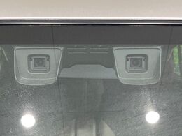 【スズキ　セーフティサポート】走行中に前方の車両等を認識し、衝突しそうな時は警報とブレーキで衝突回避と被害軽減をアシスト。より安全にドライブをお楽しみいただけます。