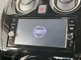 【純正ナビ】人気の純正ナビを装備しております。ナビの使いやすさはもちろん、オーディオ機能も充実！キャンプや旅行はもちろん、通勤や買い物など普段のドライブも楽しくなるはず♪