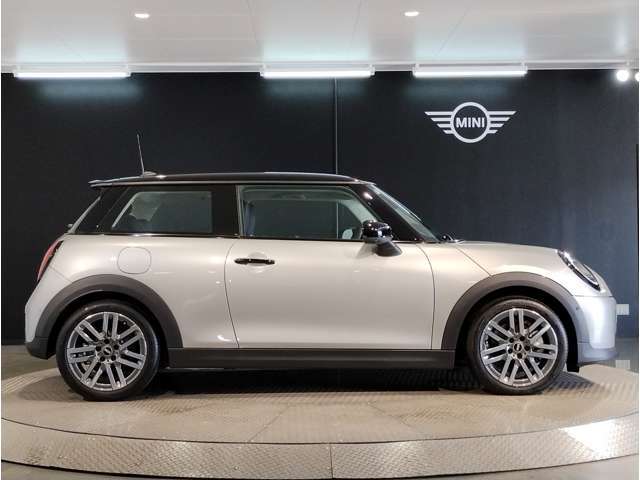 サイドスカットルとはフロントフェンダー上部についているサイドウィンカー部の事を言います。こちらのパーツはカスタム可能で純正アクセサリーからお好みでお選びいただけます。