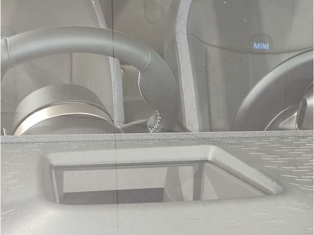 【ヘッドアップディスプレイ】現在の車速表示や目的地へのルート案内やメディア関連のリストを表示する事が可能です。視線移動を減らす事によりドライブに集中して頂けます。