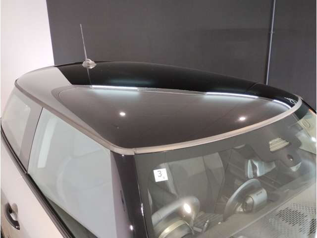 【ボディコーティングで新車時の輝きを】ご納車前にボディを磨き上げ下地処理を行った上で、コーティングを施工します。軽微な小傷も無くなりより新車時の輝きに近い状態でお届けできます。ぜひご用命下さい！