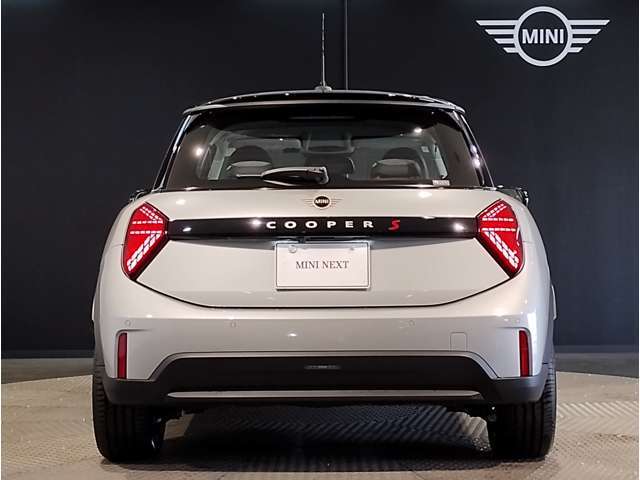 後ろからみても直ぐにMINIだとわかる丸みを帯びたデザインでございます。