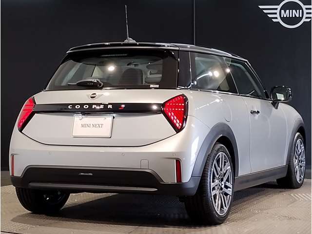 カーフィルムを施工する事で防犯・断熱効果を期待できます。施工済み車両ご希望に応じて貼替や剥がし作業を行っております。金額につきましてはお気軽にお問い合わせくださいませ。