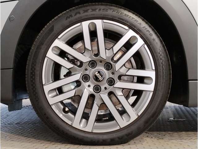 MINIのアロイ・ホイールは、MINIらしさの象徴である、ゴーカート・フィーリングを向上させるために技術の粋を集めて開発されています。