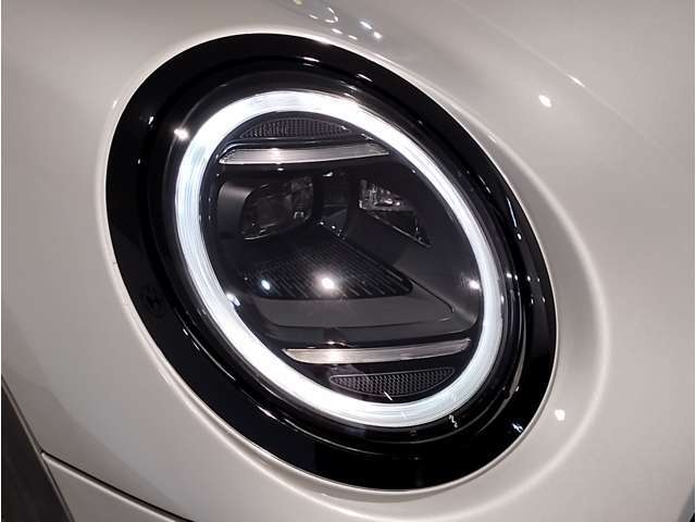 このヘッドライトは、赤ちゃんの可愛らしい目をモチーフしたものです。一方で、クロスオーバーのヘッドライトは、北欧の女性の切れ長の目をイメージしてデザインされています。