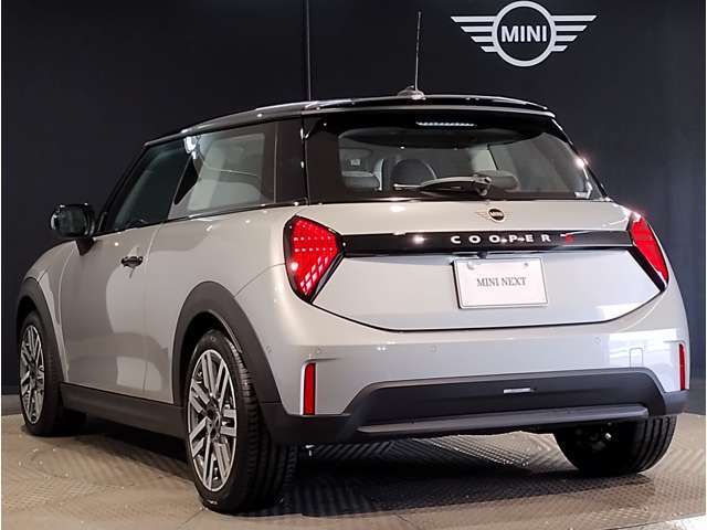 防犯のためにリアガラスにフィルムを施工することも可能で御座います。金額につきましてはお気軽にお問い合わせくださいませ