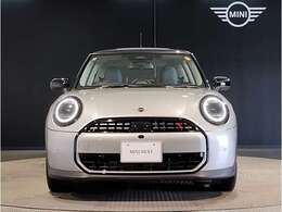 LEDヘッドライトで御座います。MINIのボンネットはヘッドライト部分に穴が開いている特徴的なもので御座います。MINIの伝統やこだわりがこういったところにも表れております。