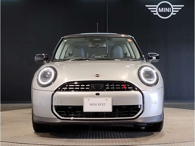 LEDヘッドライトで御座います。MINIのボンネットはヘッドライト部分に穴が開いている特徴的なもので御座います。MINIの伝統やこだわりがこういったところにも表れております。