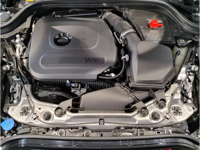 【BMWエンジン】革新的なガソリン・エンジン・テクノロジーによる高性能かつ高効率。レスポンスの良いパワーを発揮。常にスムーズな吸気を実現しアクセル開度にダイレクトに反応しドライビングを楽しく演出。