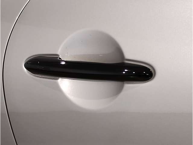 MINIはドアが分厚いです。衝突によりドアがつぶれてしまった場合にも外からいち早くドアを開けれるよう考えられています。数十秒の救出の遅れが命につながりかねない場合、こういった配慮が重要なポイントです。