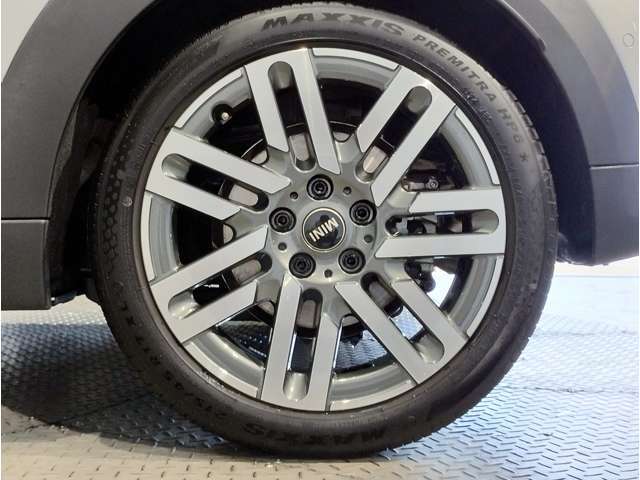 MINIのアロイ・ホイールは、MINIらしさの象徴である、ゴーカート・フィーリングを向上させるために技術の粋を集めて開発されています。