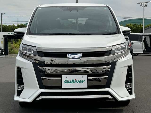 【正面】お車を前から見るとこのような感じです。ヘッドライトの形やグリル等顔つきを確認できます。