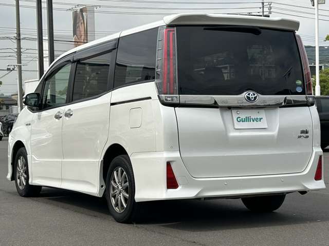 【左斜後】お車を左後ろから見るとこのような感じになります。テールランプやドアバイザー等装備品を確認できます。