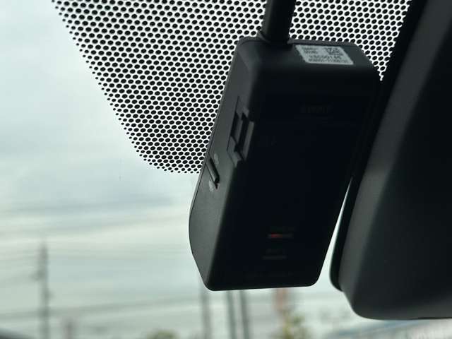 【ドライブレコーダー】映像・音声などの運転中の記録を残します。事故などを起こした起こされた時の証拠になりえますので、もしも時でも安心ですね。
