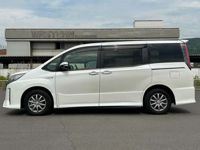 【左】お車を左から見るとこのような感じです。ヘッドライトの形や、エアロなどの装備品を確認できます。