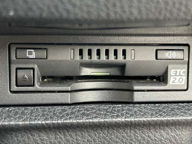 【ETC】有料道路を利用する際に料金所で停止することなく通過できる、ETC車載器（ノンストップ自動料金収受システム機器）が装備されています。セットアップを行うことで利用可能になります。
