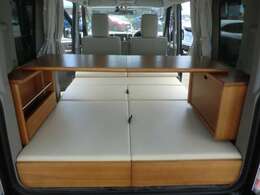ベッドキット付きですので車中泊もOK！！　テーブルは付属の脚を取り付ければ単独でも使えて　とても便利です！！
