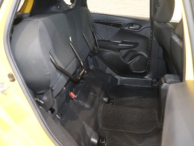 HONDA独自の機構！リアシートはチップアップ（跳ね上げ）することにより背の高い荷物も楽々積み込みすることが可能！！より空間を有効にするためにも大変便利なシートアレンジになります！！