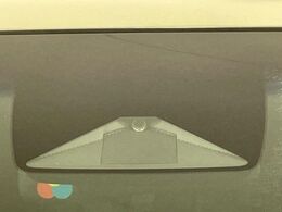 【ホンダセンシング】走行中に前方の車両等を認識し、衝突しそうな時は警報とブレーキで衝突回避と被害軽減をアシスト。より安全にドライブをお楽しみいただけます。