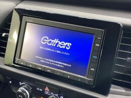 【純正ナビ】人気の純正ナビを装備しております。ナビの使いやすさはもちろん、オーディオ機能も充実！キャンプや旅行はもちろん、通勤や買い物など普段のドライブも楽しくなるはず♪