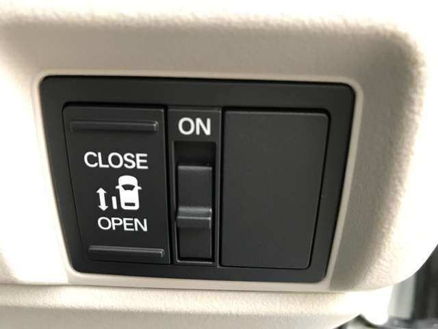 電動スライドドアも装備されています！！