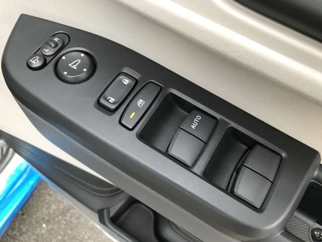 電動格納ミラーで、サイドのミラーの開け閉め楽々！！角度調整もバッチリできます♪♪