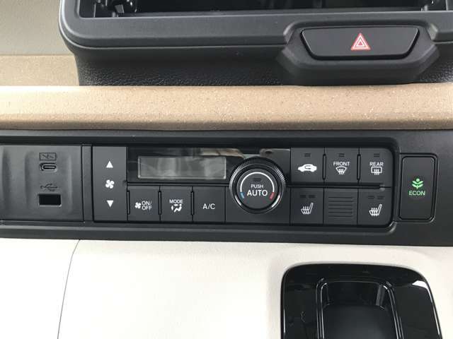 オートエアコンで空調操作が簡単！！窓ガラスが曇ってきても自動で消してくれます！