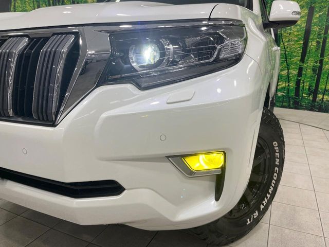 【LEDヘッドライト】悪天候や夜間走行時も良好な視界を確保し安心して運転できる高輝度LEDヘッドライトを装備！点灯速度が早く、消費電力も抑えられています。