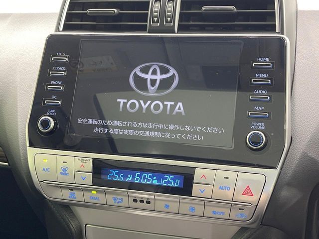 【メーカー純正ナビ】インテリアに溶け込むスタイリッシュな「専用設計」メーカーナビを装備♪視認性や操作性など基本性能にも優れ、より上質なカーライフをお楽しみいただけます。