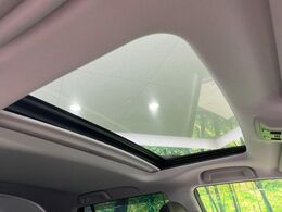 【サンルーフ】開放感たっぷりの希少装備、サンルーフが装着されています！車内に明かりを取り入れたり景色を楽しむ以外にも、車内の空気も簡単に換気できて快適です！